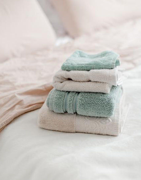 towels on a bed.  How to prevent headlice
